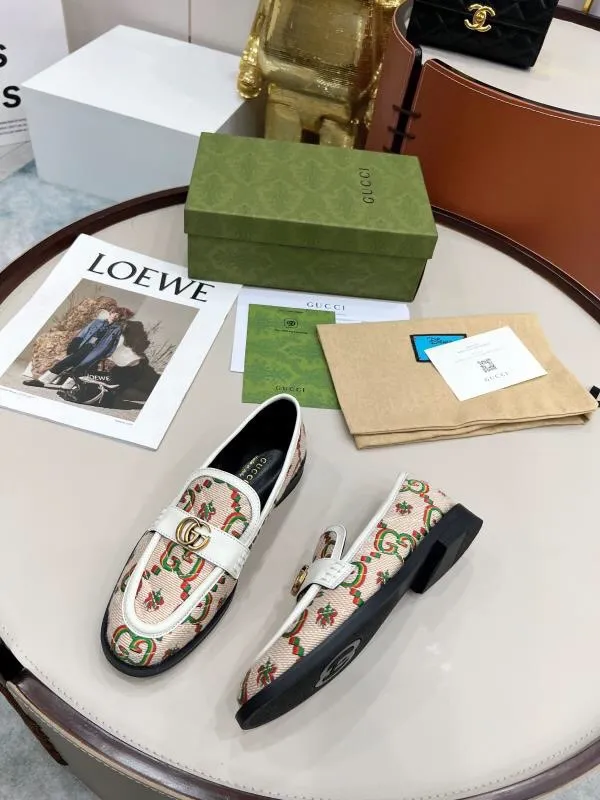 👟👟Ex-factory price 440👟👟 2022 new G family classic design loafers, made of V-shaped quilted effect leather, double G monogram evolved from Gucci, calf leather, mixed sheepskin lining, heel height 1.5 cm, original molded wear-resistant Tpu outsole. Code number 35-42,